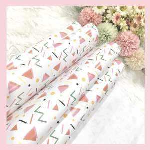 กระดาษห่อของขวัญอาร์ตมัน ขายแยกแผ่น ลายสามเหลี่ยมพื้นขาว กลุ่ม 08 ลายสก๊อต