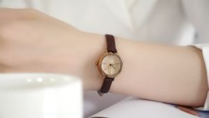 【 In Stock 】New Fashionable Womens Watch Simple And Niche Retro Belt Small Disc High-end Quartz Womens Watch Jam Penuding 女款石英式手表