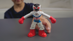 Play-Doh Marvel Captain America Moto-Slicer Playset with Bendy Action Figure 3 Accessories Imagination Toys for Kids 4 Years & Up