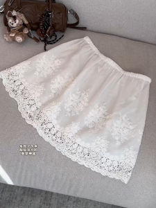 กระโปรงสั้นผ้าลูกไม้สีขาว ทรงเอ เอวสูง สไตล์เกาหลี สำหรับผู้หญิง ฤดูใบไม้ผลิและฤดูใบไม้ร่วง กระโปรงสั้นทรงเอแบบชั้นใน เทรนด์ใหม่ ป้องกันแสง สไตล์เกาหลี