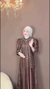 Manda Dress Gamis Velvet Brukat Aplikasi Mutiara – Dress Pesta Premium Kerah Shanghai Lengan Karet Fleksibel Zipper Belakang Look Anggun & Mewah