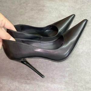 รองเท้าส้นสูงหัวแหลมเซ็กซี่สำหรับผู้หญิง สไตล์ฝรั่งเศส รองเท้าทำงานสีดำ รองเท้าส้นสูงแบบอเนกประสงค์ รองเท้าหนังวัวสังเคราะห์ รองเท้าหนังแกะ รองเท้าแฟชั่น
