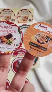 9-15 Arjuna Sticker Label Kemasan Pempek Bulat Bahan Chromo Free Desain Custom Cutting Kiss Cut