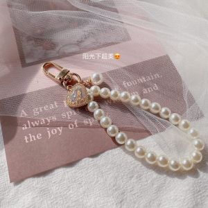 Short Phone Strap Handheld Heart Shaped Pendant Keychain Mobile Phone Case Anti-Loss Lanyard Keychain Handheld Chain Accessory