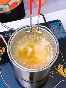 หม้อทอด ทรงลึก หม้อทอดพร้อมตะแกรง สำหรับกรองน้ำมัน แถมฟรี ที่คีบอาหาร กระทะสแตนเลสขนาด 12 ซม.ชุดสแตนเลส 2 ชิ้น