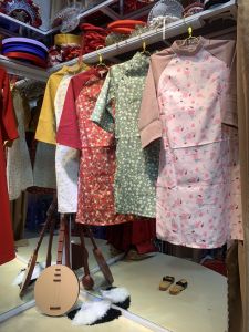 Áo dài hoa nhí nhung bu danh