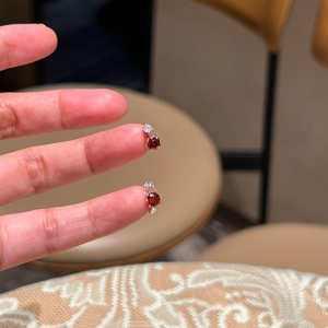 Red Mini Ear Cuffs Womens New 2025 High-End Luxury Simple Elegant Versatile Ear Jewelry Korean Style Alloy Plated Silver