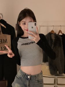 เสื้อยืดแขนยาวปักลายตัวอักษรสำหรับผู้หญิง ทรงสลิมฟิต ดีไซน์กระชับสัดส่วน ทรงสั้น เสื้อชั้นในสำหรับนักเรียน ฤดูใบไม้ร่วง 2024