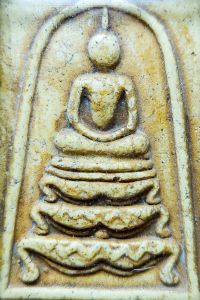 ชุดของ สมเด็จฐานสิงห์ขาโต๊ะ หลวงพ่อแพ วัดพิกูลทอง จำกัดสิงห์บูรี สมเด็จพิมพ์ รูปแบบขาโต๊ะ หลังครึ่งองค์ หนังกระทั่ง แพร่กรอบ เนื้อผงเกสรปี 2515