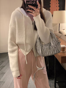 เสื้อสเวตเตอร์ถักคอวีแขนยาวทรงหลวมสไตล์เรียบง่ายสำหรับผู้หญิง ฤดูใบไม้ร่วง 2025 ทรงสั้น 2 ซิป สีขาวอ่อน