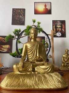 Tượng Phật Thích Ca Ngồi Thảm Cỏ Chất Liệu Bột Đá Cao Cấp Cao 30cm .