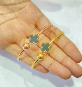 Gelang Bangle Clover Hitam Titanium Fashion Wanita Korea Terbaru Anti Karat