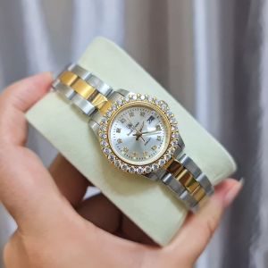 นาฬิกาผู้หญิง 100% Royal Crown ซึ่งได้รับการฝึกฝนจากทองและหน้าปัดขาว ประดับเพชรสวยหรูระบบถ่านกันน้ำมีบัตรับประกันสินค้า 1ปี พร้อมกล่องครบ