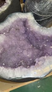 crystal coffee table💯天然紫晶茶几桌🫖 紫晶体光泽透亮 绿幽灵边 些许黄娇花共生 (包括附送🆓: 茶几表面玻璃)  高: 29cm 宽: 59.5x46cm 洞深: 13cm 重: 68kg