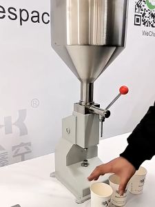 A03 Mesin Pengisian Cairan Pasta Manual Botol Yang Dapat Disesuaikan Pengisian Cairan Pengisian Botol Disesuaikan Cairan Manual Stainless Steel Pneumatic Filling Mesin Pengisi Cairan Cairan Pasta Krim Lotion Pengisi Botol 5-50ml Untuk Kosmetik Krim Tempel