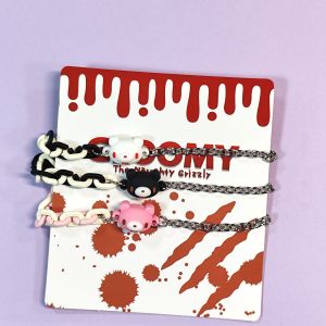 ชุดกำไลสามเส้นพร้อมชาร์มรูปหมีสีดำ ชมพู และขาว สี - โซ่ที่ตัดกันทำให้พวกเขาทันสมัยและมีเสน่ห์