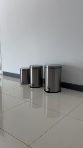 Jenstore Octopus ถังขยะสแตนเลสทรงกลม ถังขยะทรงกลม ถังสแตนเลสทรงกลม ถังขยะสเตนเลสเท้าเหยียบ ถังขยะขาเหยียบ ถังขยะเท้าเหยียบ 12 ลิตร รุ่น SBR-12E