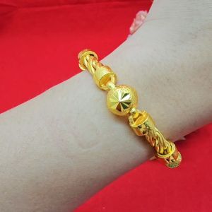 สร้อยข้อมือลายเกลียวเชือกคั่นเม็ดตัดลาย ความยาว 6.5 นิ้ว น้ำหนักเทียบเท่า 5 บาท สีทอง ชุบทอง ใส่ออกงานได้ ใส่ได้ทุกโอกาส