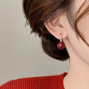ต่างหูทรงกลมสีแดงสำหรับผู้หญิงในช่วงฤดูใบไม้ร่วงและฤดูหนาวปีใหม่ เครื่องประดับแฟชั่นแบบใหม่ที่ไม่ซ้ำใคร จี้หูระย้า สไตล์ OL โลหะผสม