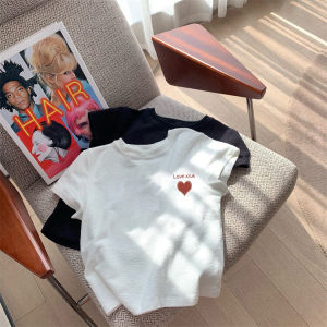 เสื้อทีเชิ้ตเข้ารูปแขนสั้นคอตตอนแท้แฟชั่นเรียบง่ายสีขาวเสื้อตัวเล็กแบบสั้นรัดรูปใส่แล้วดูผอมรูปหัวใจไหล่ตรงฤดูร้อนสำหรับผู้หญิงฮิต