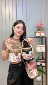 Code:0088🔥กระเป๋าทรงถังหนังพรีเมี่ยม ดีไซน์เก๋ไม่ซ้ำใคร🎀มาพร้อมผ้าพันหูหิ้วสุดชิค 🎀 ครบจบในใบเดียว!💼