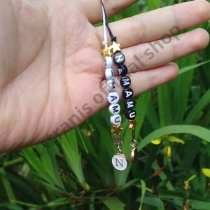 Strap Inisial Epoxy Hitam Putih: Aksesoris HP Stylish dan Elegan