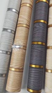 Wallpaper Dinding Ruang Tamu Kayu Panel Coklat Lis Gold Mewah 7m s/d 8m Lebar 45cm