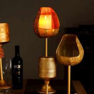 เอเชียตะวันออกเฉียงใต้ ที่ใส่เทียนสไตล์ย้อนยุคเครื่องประดับโต๊ะลมโคมไฟอิเล็กทรอนิกส์เชิงเทียนโรงแรมไทยคลับเฮ้าส์ตกแต่งแสงเทียนอาหารค่ำบรรยากาศโรแมนติก