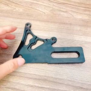 Pát Sau Raider/Satria quay lên đĩa 220mm xài heo 2 Piston đối xứng màu đen