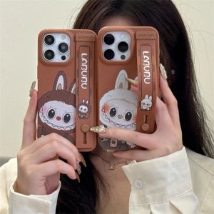💯【Phone Case】+FREE Shipping 💯 Lychee Patterned Wristband Brown White Labubu Quirky Elf Phone Case For iPhone 12 13 14 15 16 Pro Max Shockproof Cover