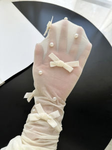 Sweetheart ถุงน่องผ้าไหมสีขาวบริสุทธิ์พร้อมโบว์ริบบิ้นและรายละเอียดมุกบางส่วนวัสดุกํามะหยี่รอบทุกปีเป็นกลาง