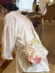 Elegant Embroidered Satin Horizontal Mobile Phone Bag Single Shoulder Zipper Crossbody Commuter Small Bag for Young Women