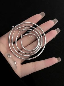 ต่างหูโลหะผสมสไตล์ยุโรปหรูหราสําหรับผู้หญิงที่มีการออกแบบห่วงขนาดใหญ่ที่พูดเกินจริงเครื่องประดับอินเทรนด์อเนกประสงค์