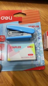 Dập ghim mini Deli 0222 - Bấm ghim 0254 tặng kèm hộp ghim 10 Deli