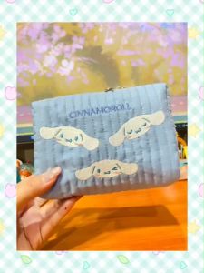 มาป้ายเพื่อนๆด้วย กระเป๋าเครื่องสำอางค์ Sanrio งานชนช็อป - เป็นผ้าไนลอน+โพลิเอสเตอร์ ลายปักด้านหน้า ซิปกว้างรอบ 3 ด้าน - ขนาด 16×11×8 cm