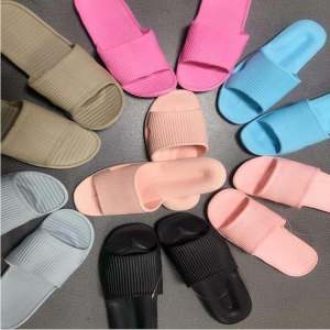 รองเท้าแตะบ้านพิเศษฤดูร้อนสำหรับผู้ชายและผู้หญิง รองเท้าแตะในห้องน้ำแบบกันลื่น พื้นฟองเบา รองเท้าแตะสำหรับคู่รักในบ้าน