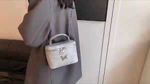 Hesbrow Leggiadro - Tas Selempang Sling Bag Wanita Cantik Fashion Terkini Model Bentuk Kotak Tali Rantai - Include Kotak Dustbag & Paperbag