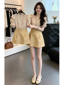 Bộ Đồ Elegent Gồm Chân Váy Ngắn A-line Cao Waist và Áo Blouson Tay Dài