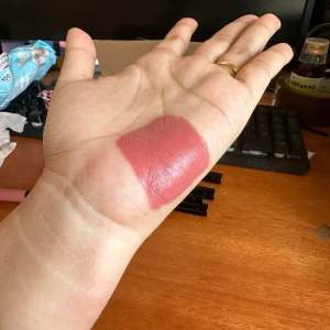 Son Màu Nude Tone Đất Dạng Vặn Chất Mềm Mướt Môi