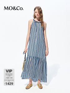 MO&Co. | Váy chữ A vải ramie cotton sọc xanh trắng cổ yếm dệt tay