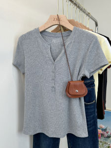 เสื้อยืดคอกลมแขนสั้นผู้หญิงฤดูร้อน 2025 ดีไซน์ใหม่ สไตล์หวานๆ แต่ยังคงความเท่ ผ้าฝ้ายผสม ดีไซน์ไหล่ตรง ทรงปกติ