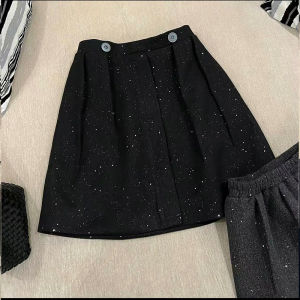 กระโปรงสั้นทรงเอเอวสูงสีทอง เนื้อผ้าขนสัตว์ ทรงเข้ารูป กระโปรงทรงมัลเบอร์รี่สำหรับผู้หญิง ฤดูใบไม้ร่วง/ฤดูหนาว สไตล์ใหม่