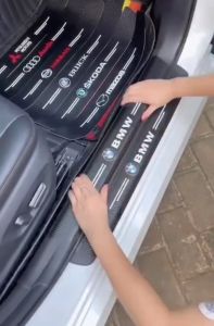 Bộ dán bậc ô tô 9 miếng bao gồm 8 miếng dán cửa và 1 miếng dán cốp chống trầy xước chống trơn trượt