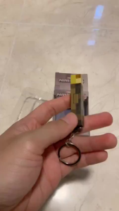 ส่งจากกทม！พวงกุญแจจี้ไฟฉาย LED ขนาดจิ๋วพกพา ของเล่นของขวัญ ห้อยกระเป๋า