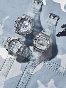 นาฬิกา Quartz Casio G-SHOCK GM-5600SCM สำหรับผู้ชาย นาฬิกาข้อศอกแบบป้องกันน้ำแบบใส ลายพรางบนหิมะ ขนาดเล็ก ทรงสี่เหลี่ยม