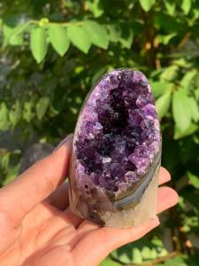 Uruguayan Amethyst Geode 💜 Surrounded by perfect Blue Agate bands around the crystal cavity.  乌拉圭窝窝 紫水晶 带完美的 蓝纹玛瑙围绕着晶洞  高7cm 宽5cm x 6.5cm 重279g