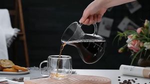 Borosilicate Water Pitcher Transparent Glass with Removable Strainer Heat Cold Resistant Measuring Scale Pitcher For Tea