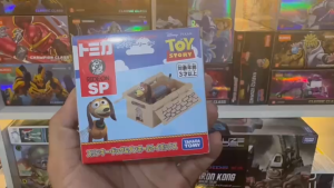 Mô Hình Xe Hộp Giấy Carton Kèm Nhân Vật Chó Lò Xo Slinky Dog - Dream Tomica Toy Story SP