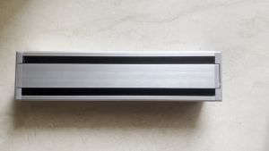 GROMMET STOP KONTAK MEJA DUA SISI UKURAN 60 CM ISI 6 ENAM LUBANG KABEL BUKAAN DUA ARAH FLIP TOP TRAP DOOR PENGAMAN STOP KONTAK MEJA MEETING KEKINIAN PREMIUM BAHAN ALUMINIUM WARNA SILVER