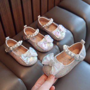 Giày Búp Bê Bé Gái Đính Nơ Đá Giày Công Chúa Cho Bé Gái 1 - 5 Tuổi Dễ Thương 2 màu: Hồng Bạc Size: 21 - 30 Đây là thiết kế mới nhất năm cho các bé yêu thích phong cách công chúa điệu đà. Với đế cao su siêu mềmbám dính tốt chống